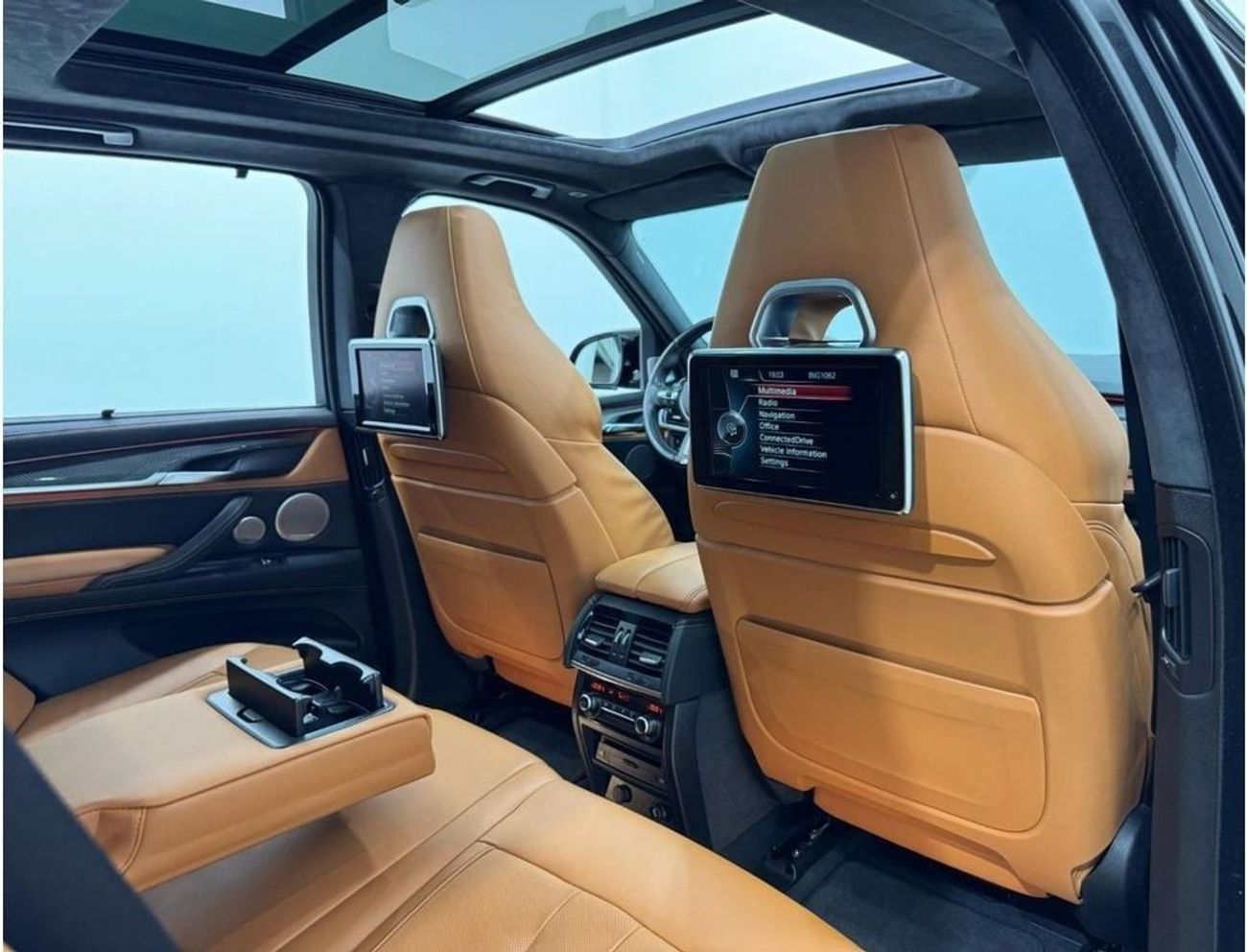 BMW X5M Std 4.4L 2015 BMW X5M, Service History, Carbon Fiber Package, Full Options, Very Low Kms, GCC