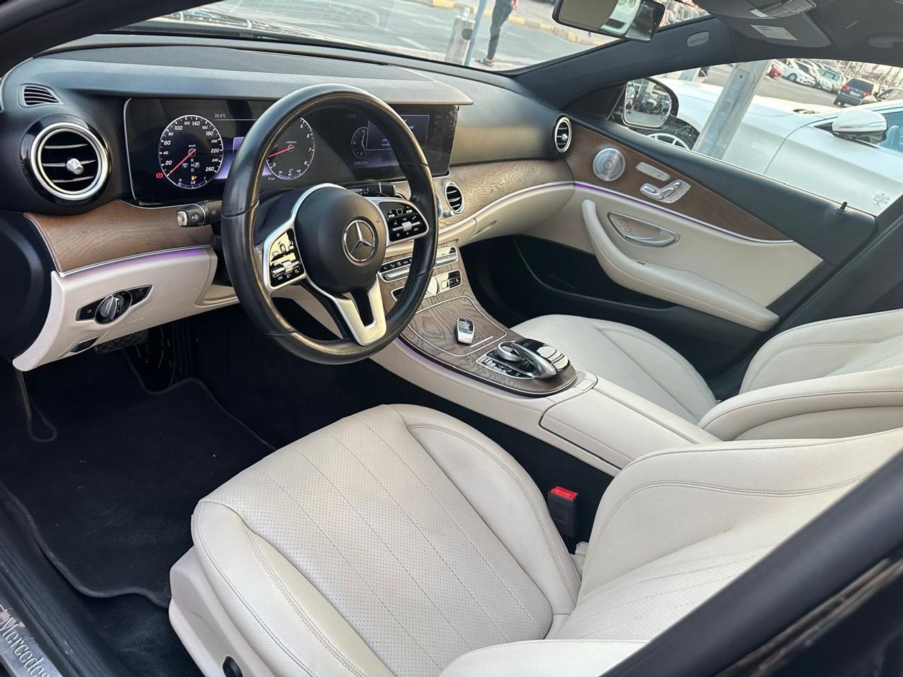 مرسيدس بنز E300 Mercedes E300 _American_2019_Excellent Condition _Full option