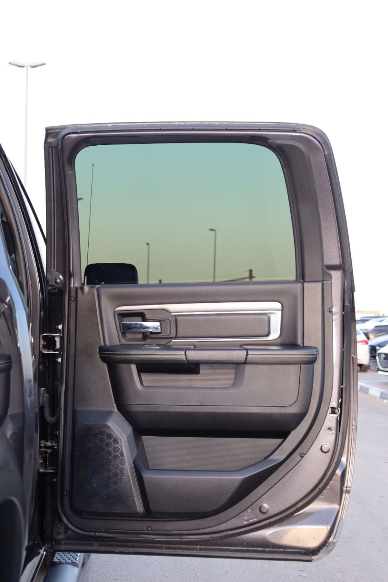 RAM 1500 Classic 5.7L Crew Cab Utility (5 Seater)