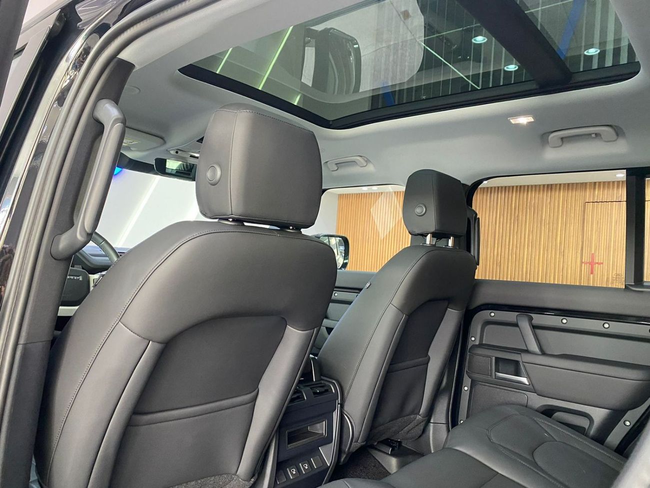 Land Rover Defender P400 110 | with warranty