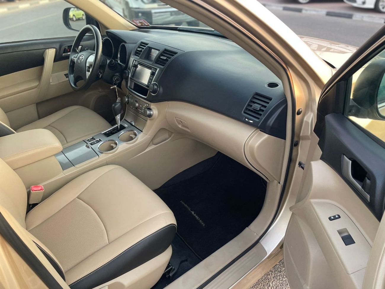 Toyota Highlander 2013 Toyota Highlander MidOption+ 3.5L V6 - AWD 4x4 - Electric Seats - 7 Seater With Rear CAM -