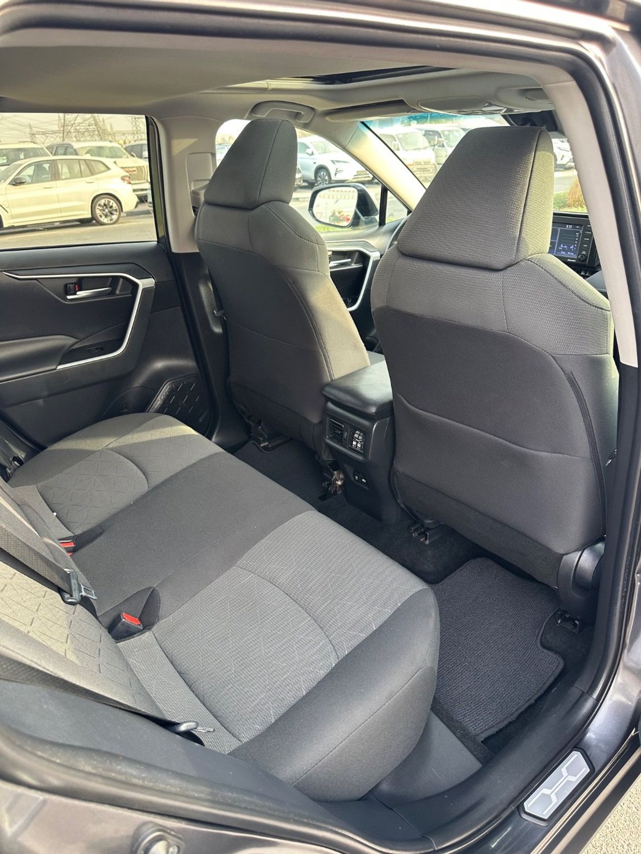 تويوتا راف ٤ XLE Sunroof,push start Full Option