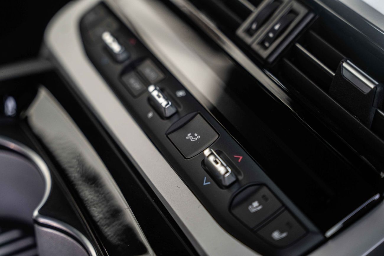 تويوتا لاند كروزر VXR 3.5L FULL OPTION WITH MBS AUTOBIOGRAPHY VIP SEAT AND STAR LIGHT