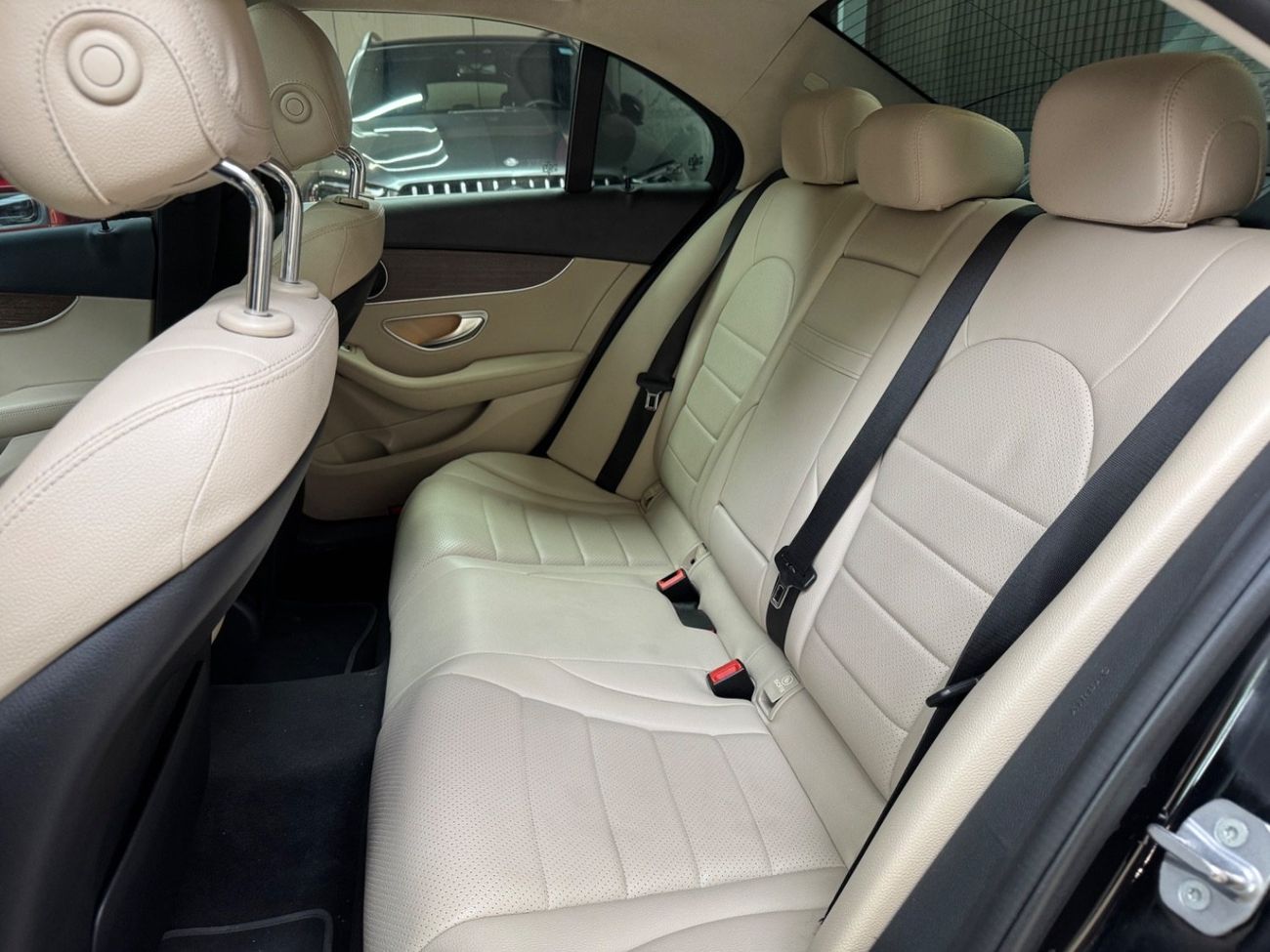 مرسيدس بنز C 300 Std 2.0L (241 HP)