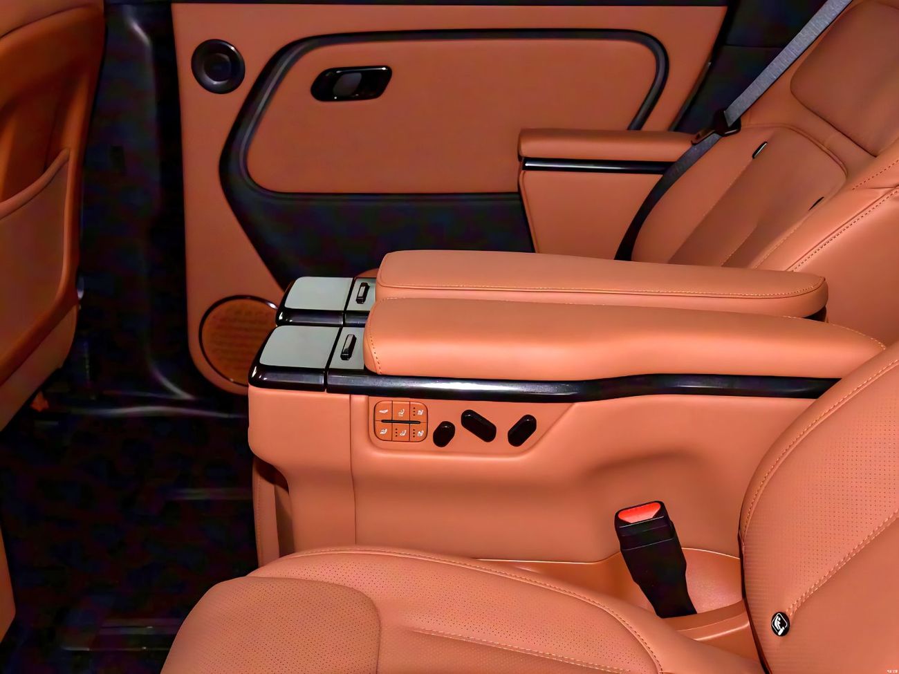 روكس أداماس VIP | 6-Seater | Adamas Edition | Ultra-Luxury Executive SUV (Only for Export)