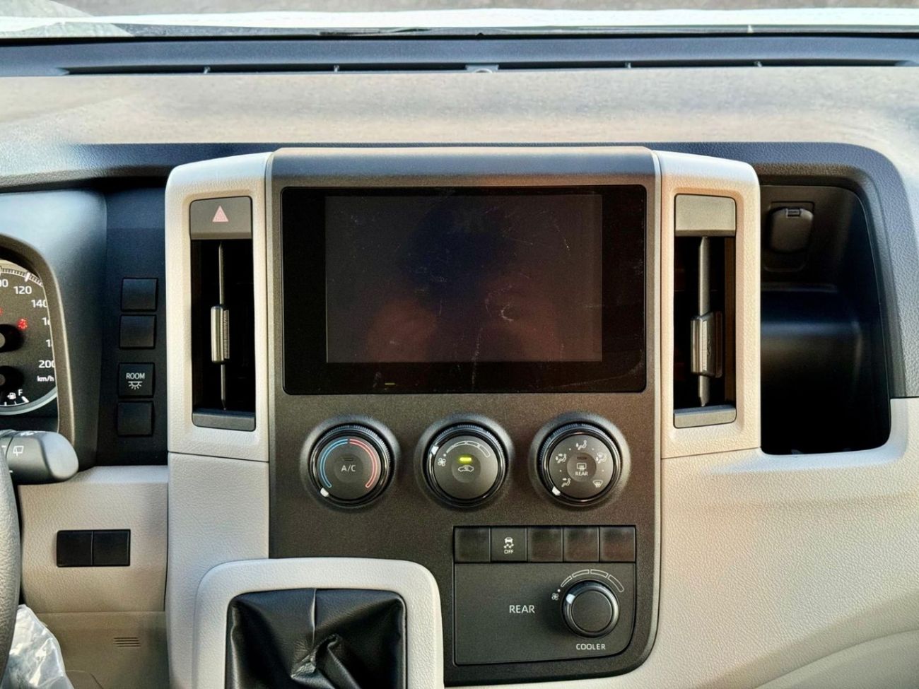 Toyota Hiace Commuter Standard 2.8L DIESEL