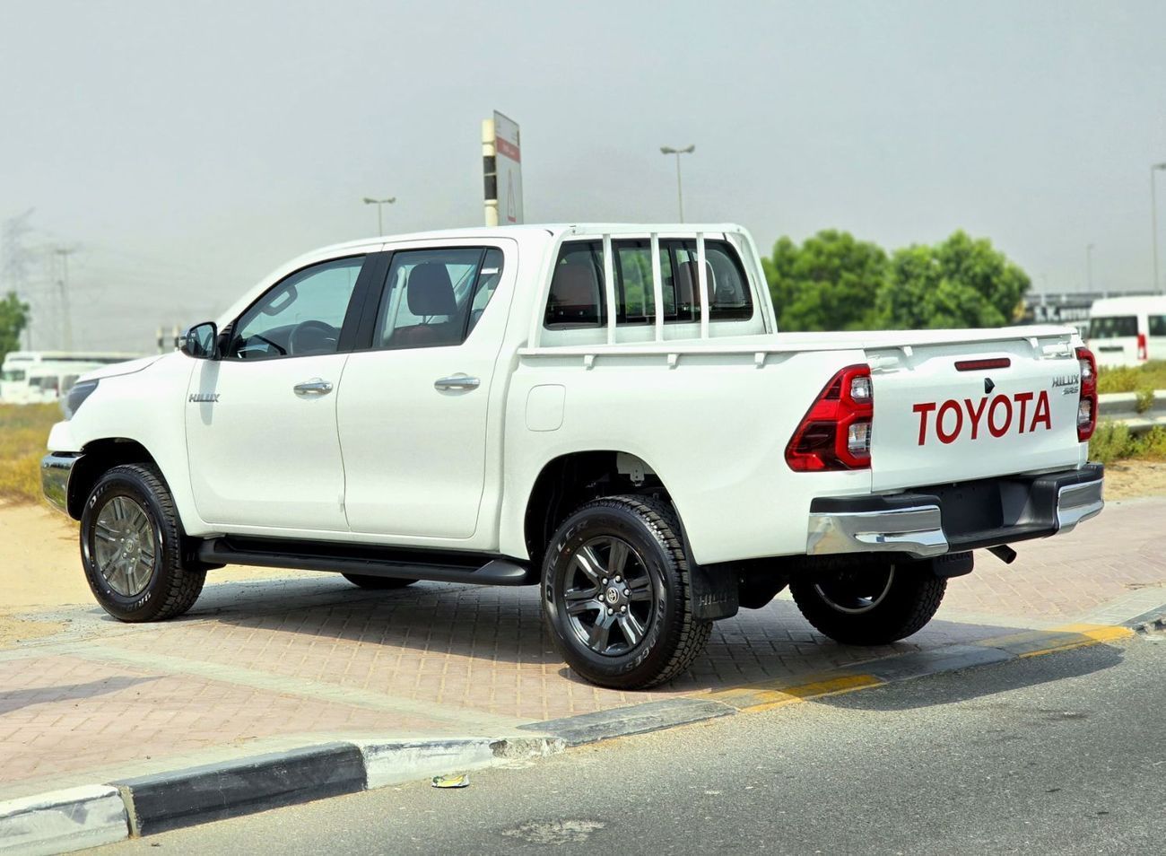 Toyota Hilux TOYOTA HILUX DIESEL 2.4 DOUBLE CABIN - M/T - HIGH OPTIONS - PUSH START - 2025 - WHITE INSIDE RED - N