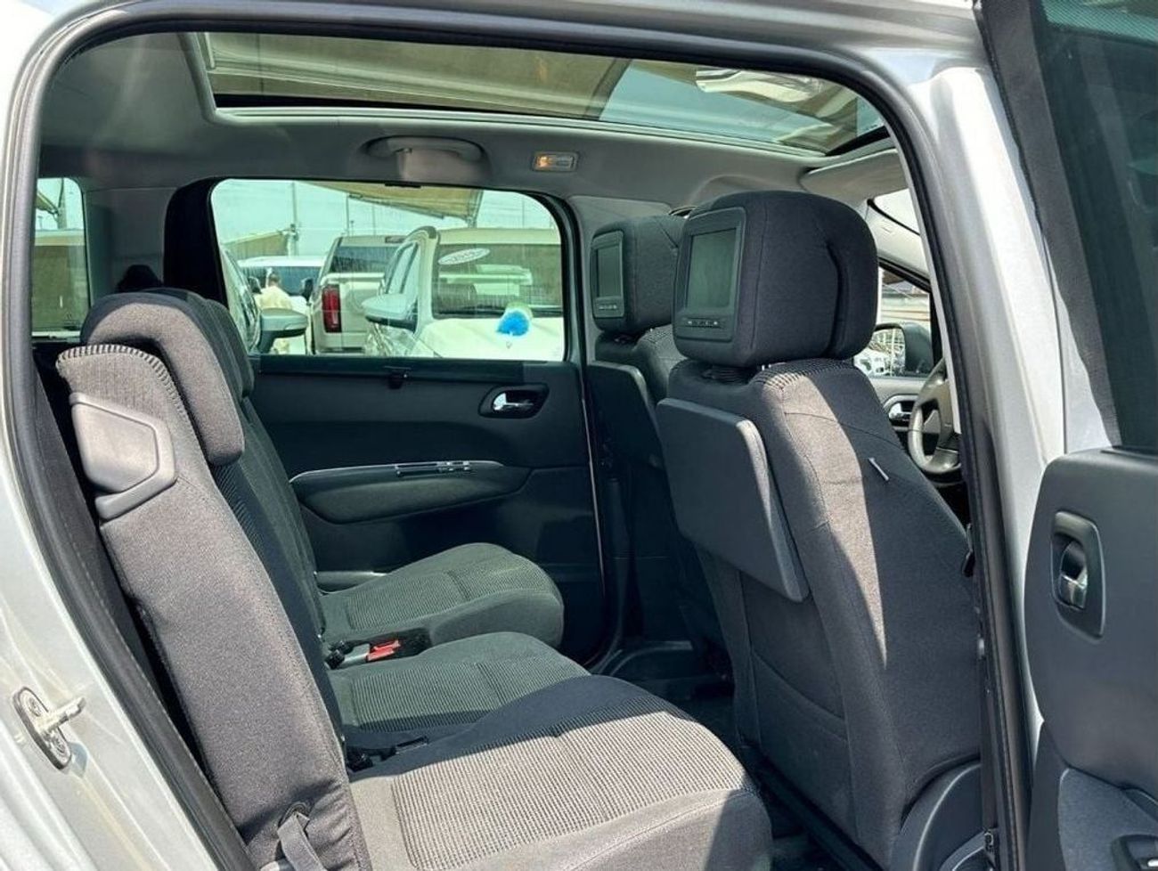 Peugeot 5008 Premium ACCIDENTS FREE - GCC - ORIGINAL PAINT - 1600 CC - PERFECT CONDITION INSIDE OUT