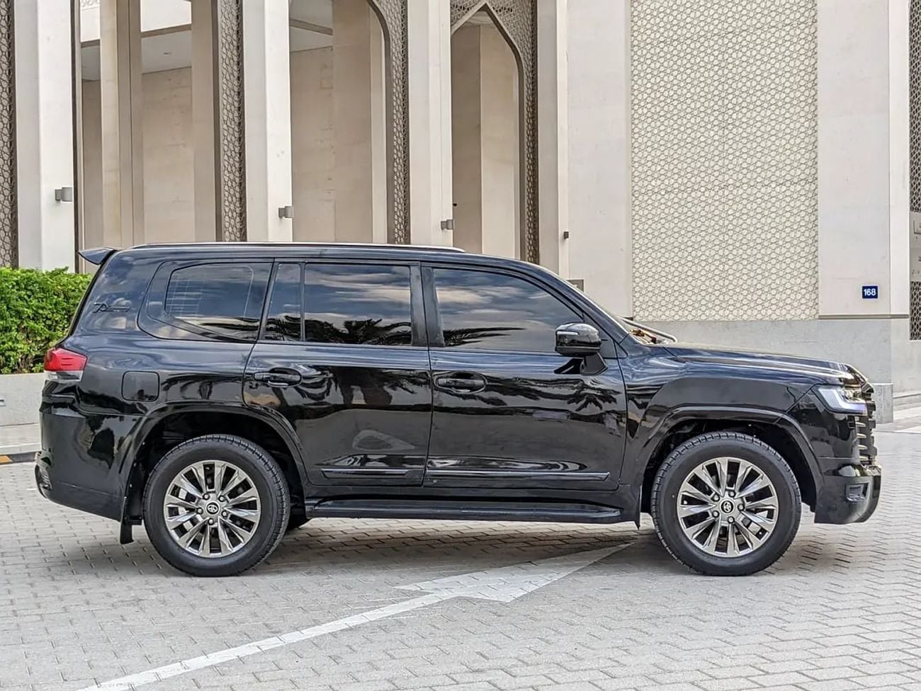 Toyota Land Cruiser GXR FACELIFTED WITH INTERIOR AND EXTERIOR GCC IN EXCELLENT CONDITION