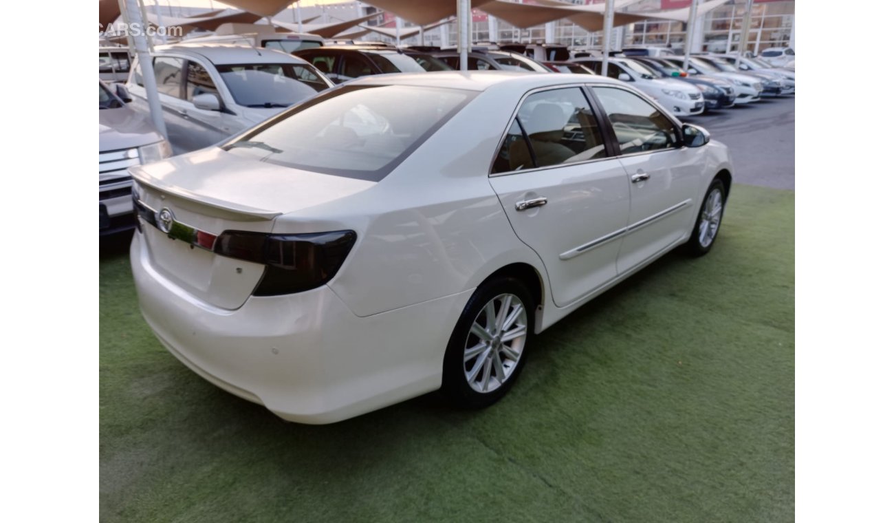 Toyota Camry 2012 GCC model, white color, beige interior, without accidents, rear camera control, Android screen,