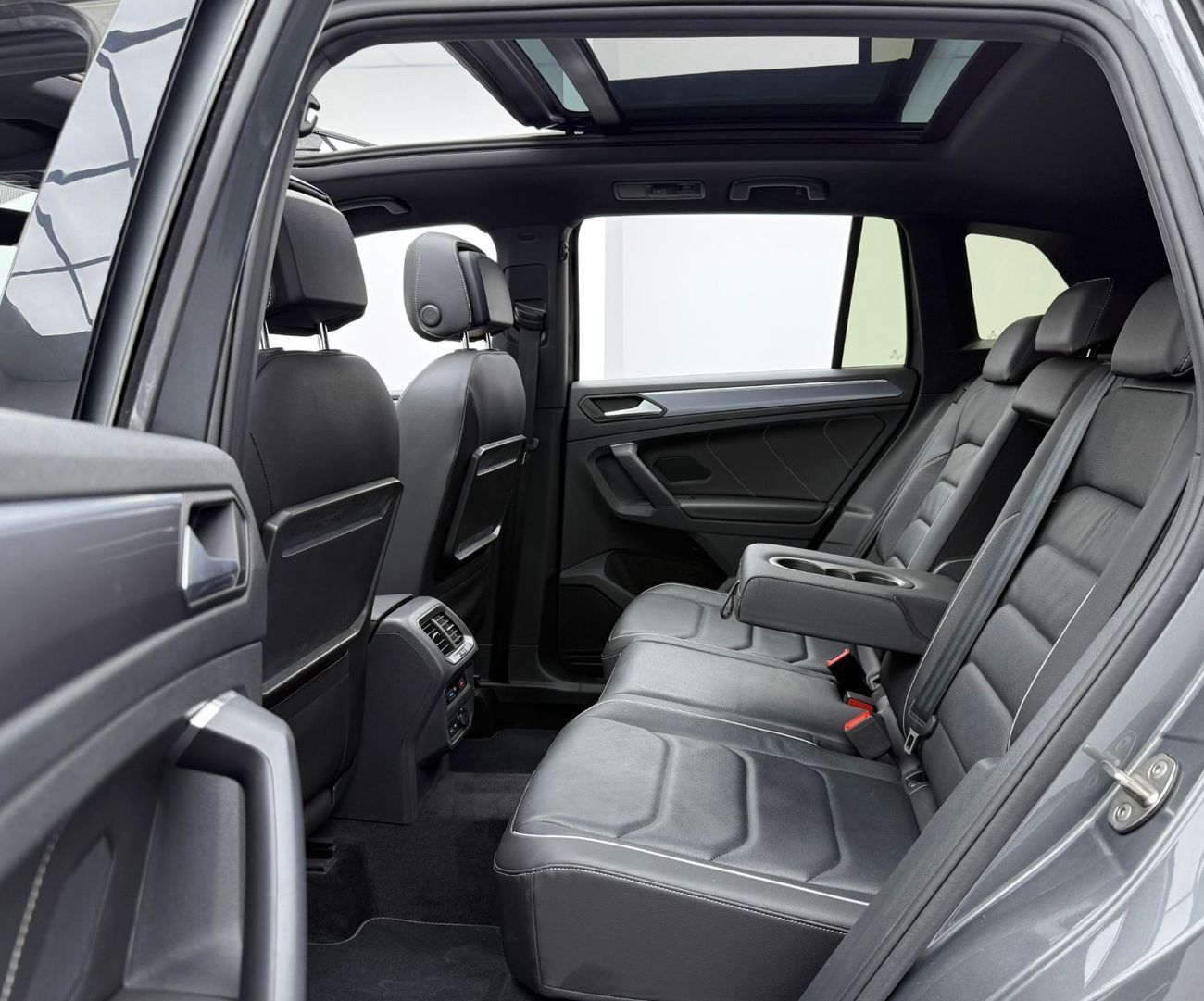 فولكس واجن تيجوان R-Line 2.0L 2020 Volkswagen Tiguan R-Line, Warranty, Full VW Service History, Excellent Condition, G