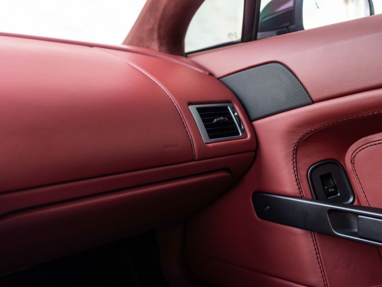 أستون مارتن فانتيج V8 Standard