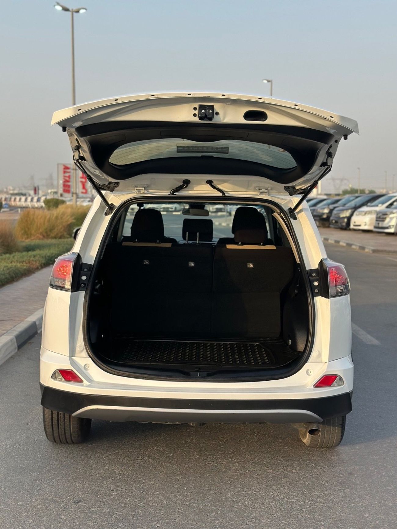 Toyota RAV4 XLE 4WD sunroof and Full Option