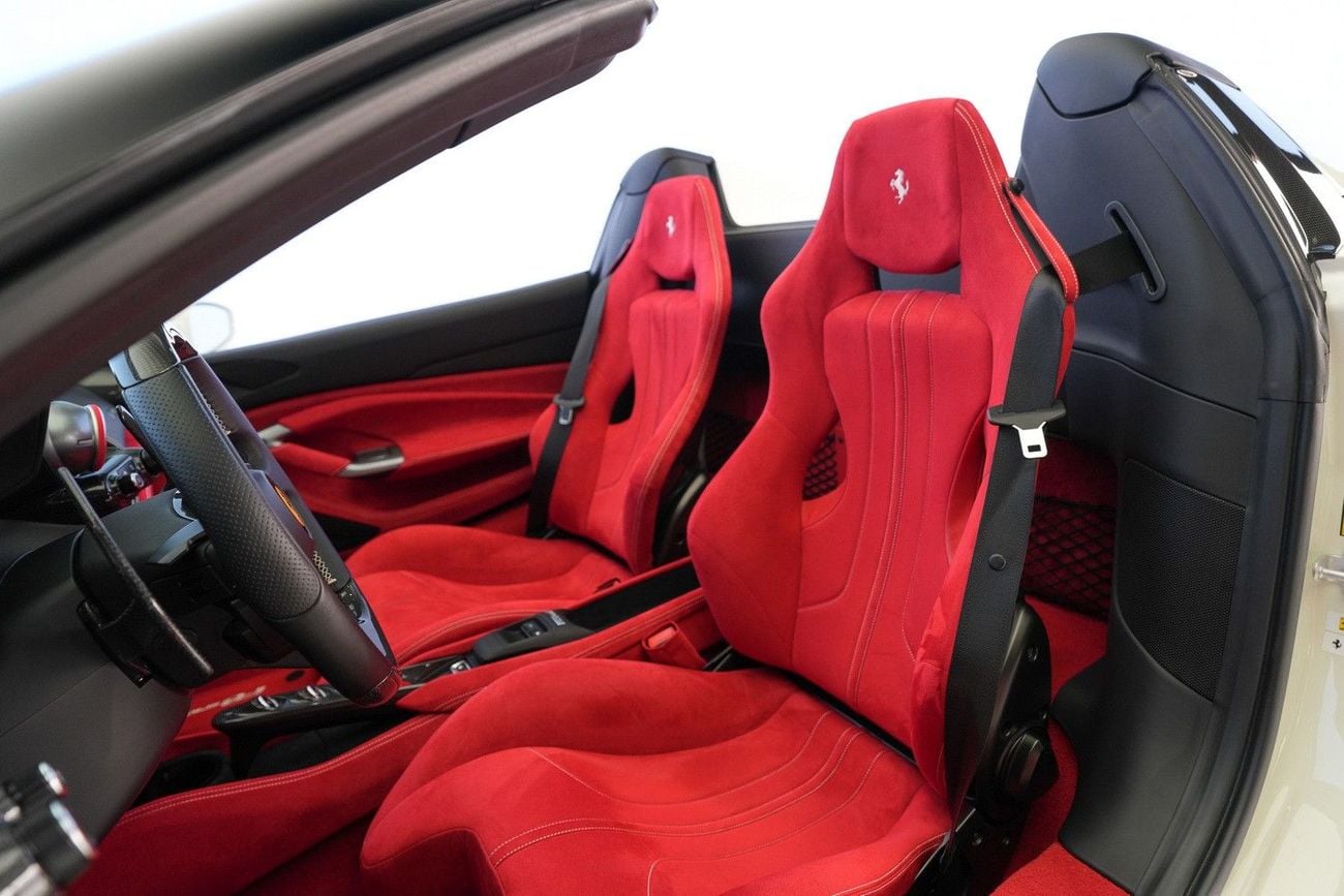 فيراري ف ٨ سبيدر STD (3.9L · 8 Cyl · Automatic · Petrol · Convertible · Rear Wheel Drive · 2 Seats · 2 Door)