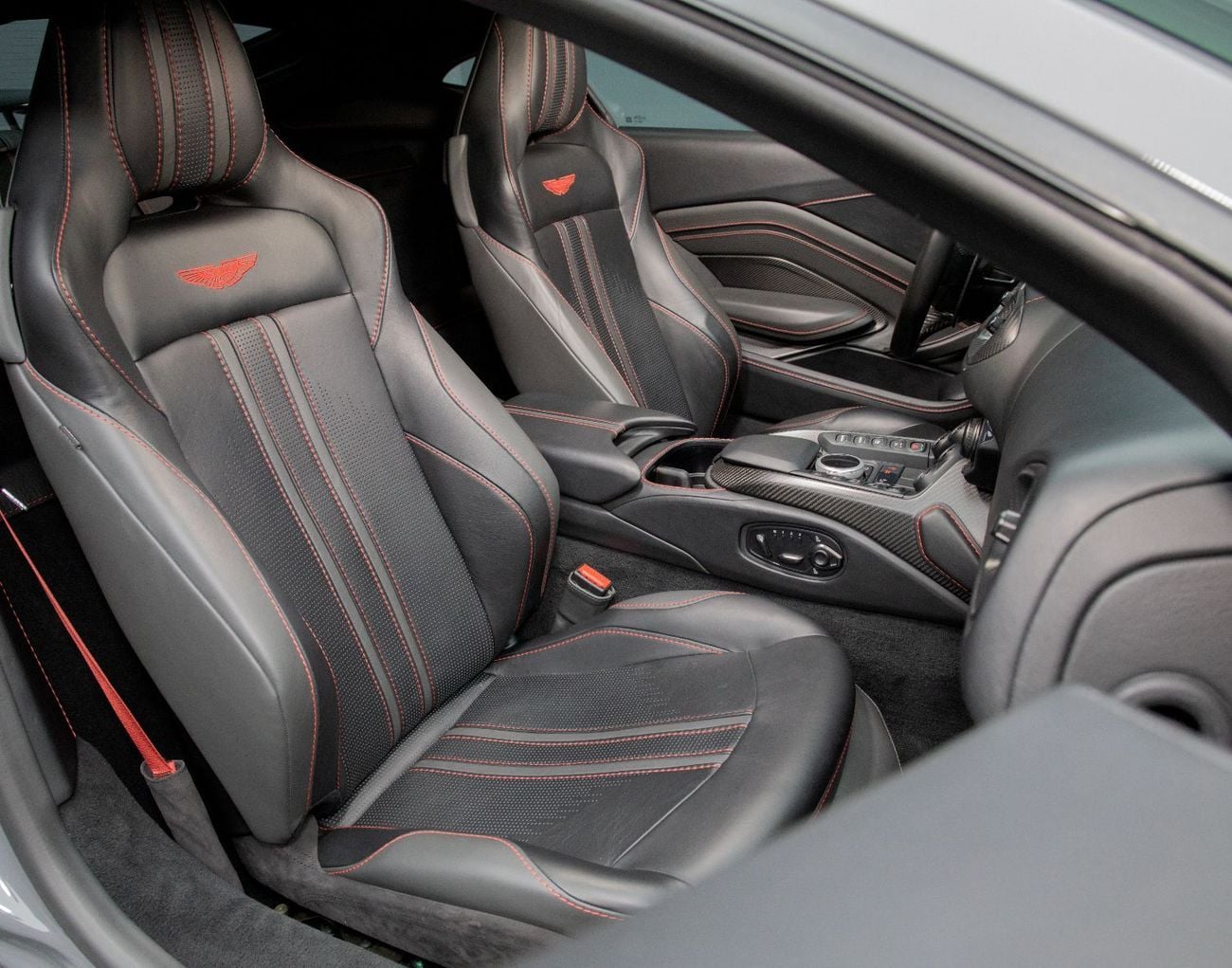 Aston Martin Vantage Standard V8