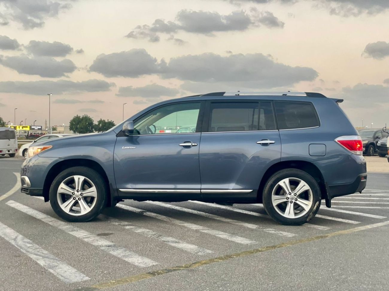 تويوتا هايلاندر 2012 Toyota Highlander Limited Edition Full Option - 3.5L V6 AWD 4x4 - 7 Seater Electric Seats 