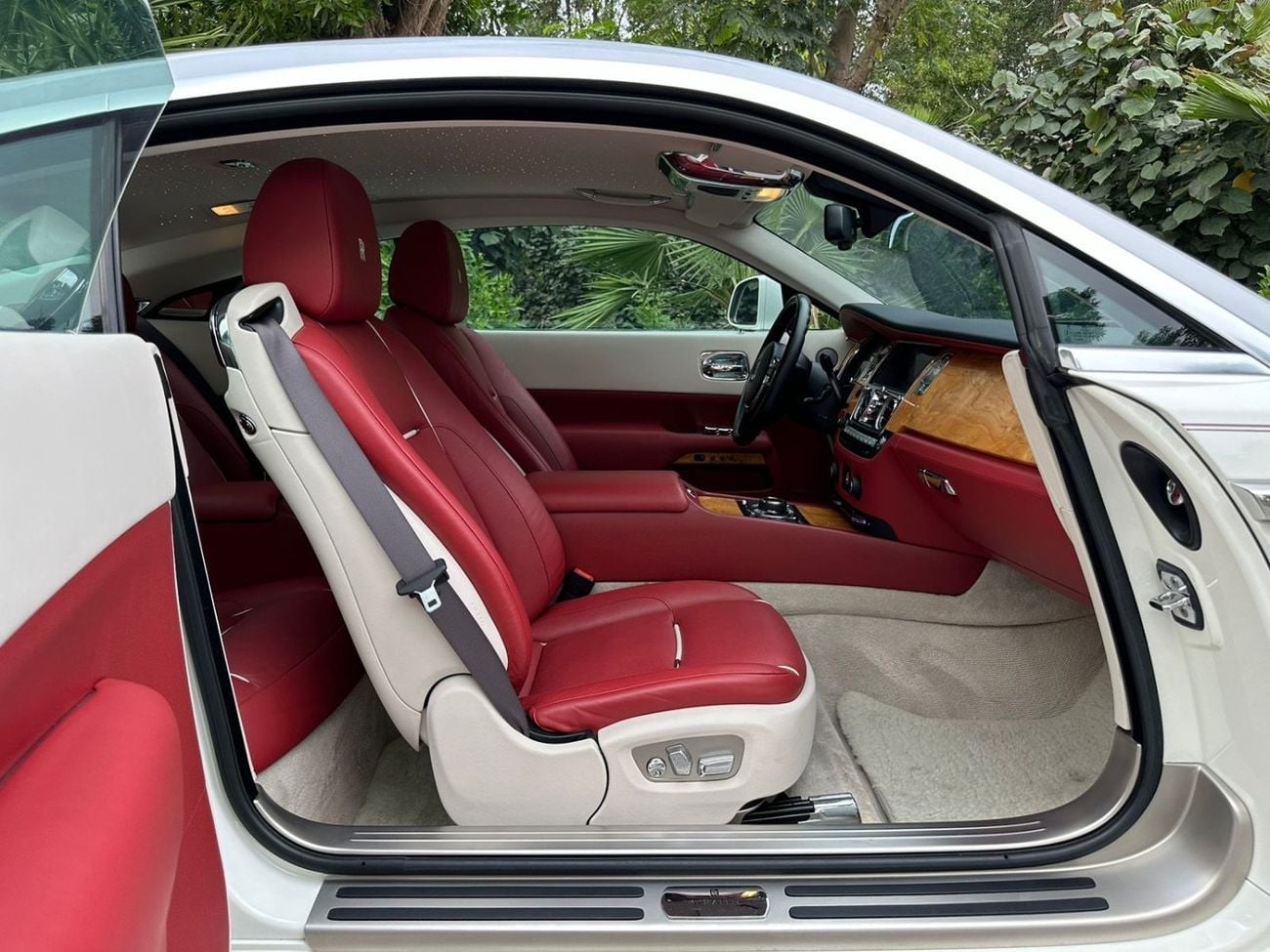 رولز رويس واريث 2015 Rolls Royce Wraith | GCC Specs | 6.6L V12 | 624 HP | 66k KM | WHITE/RED | Starlight Headliner |
