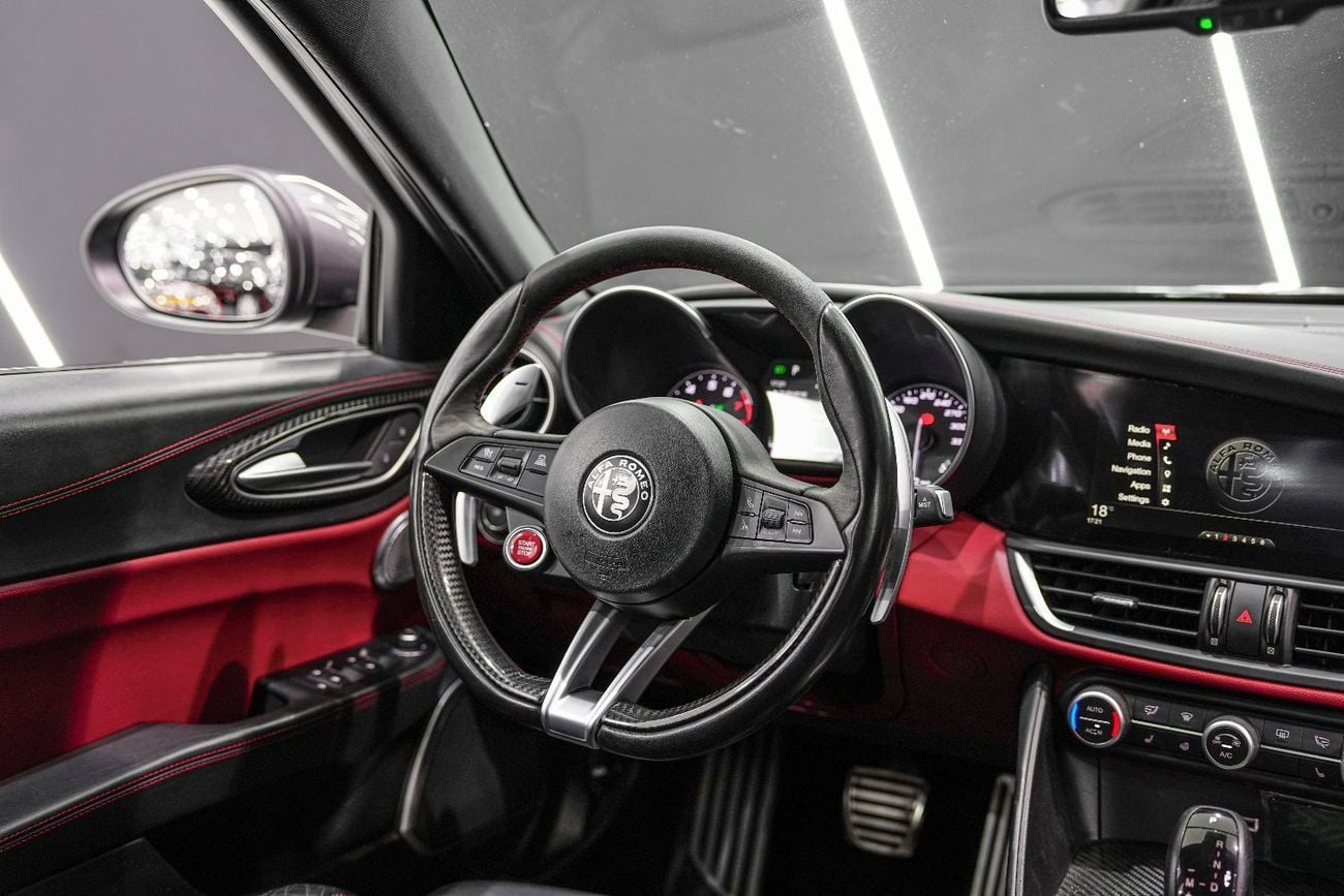 ألفا روميو جوليا Quadrifoglio, Carbon Trim, Harman/Kardon Audio, Sport Package, GCC Specs!!