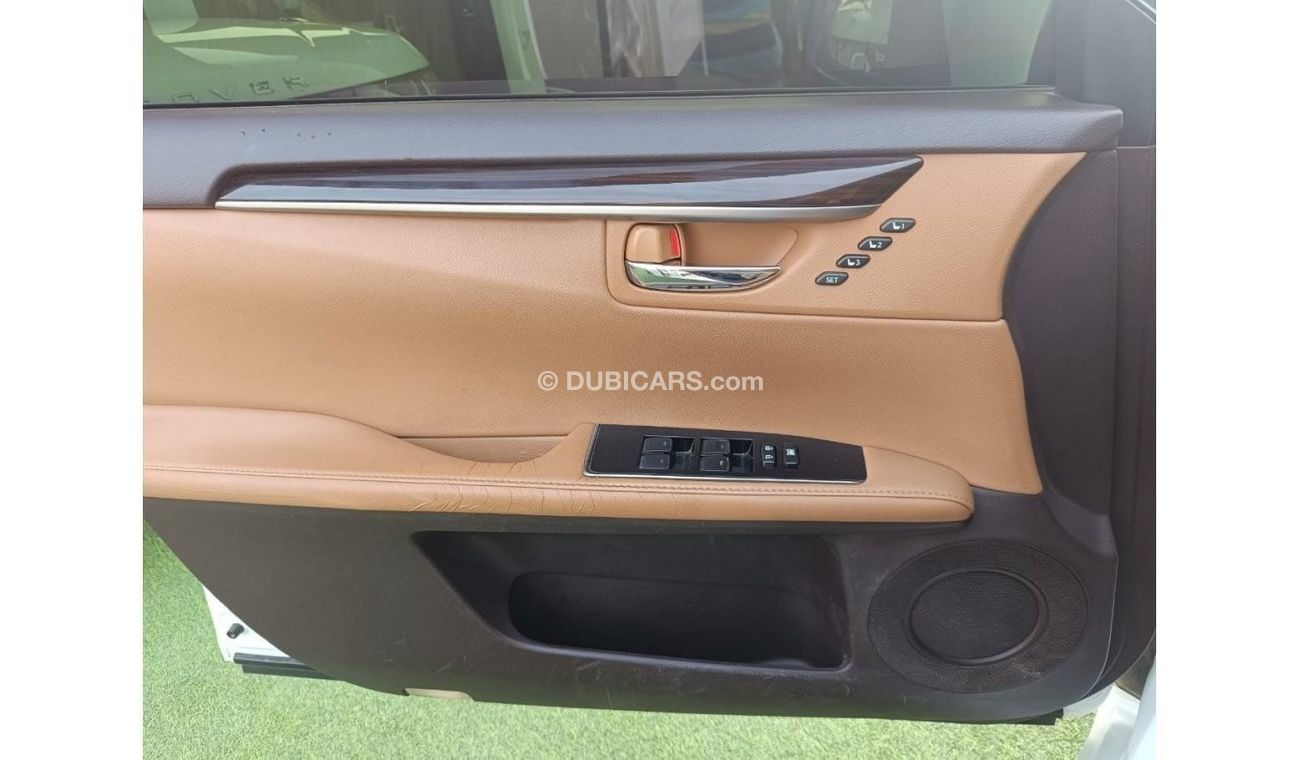 Lexus ES 300 The car is very good, in perfect condition, looks clean from the inside and outside without any acci