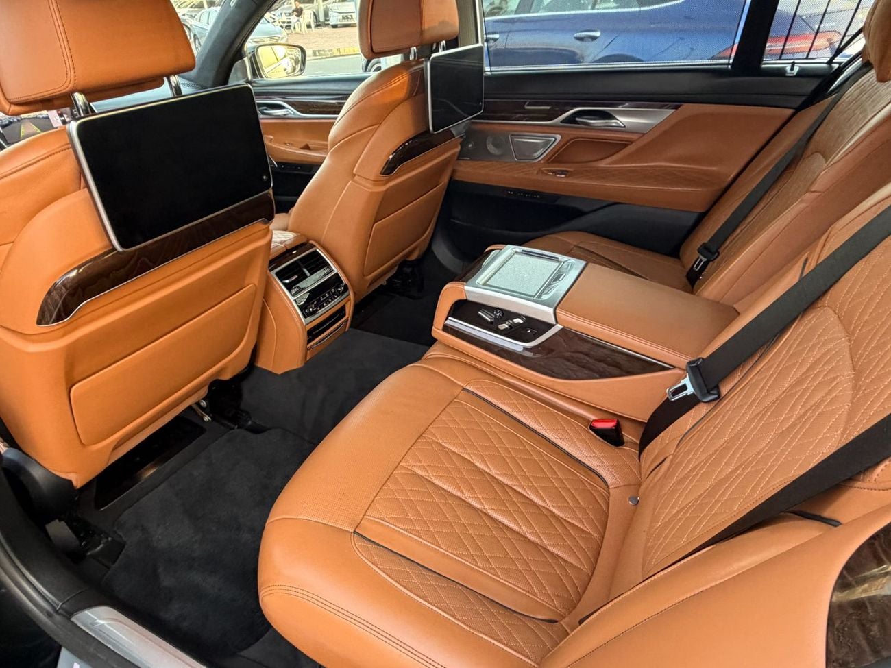 بي أم دبليو 750Li xDrive 4.4L (530 HP)