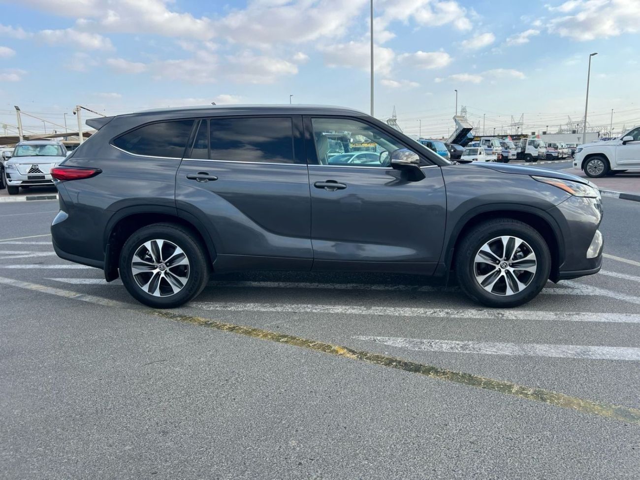 تويوتا هايلاندر 2022 TOYOTA HIGHLANDER XLE   3.5L V-6 //   4 WHEEL DRIVE 4X4 // SUNROOF //  PUSH START   // LEATHER