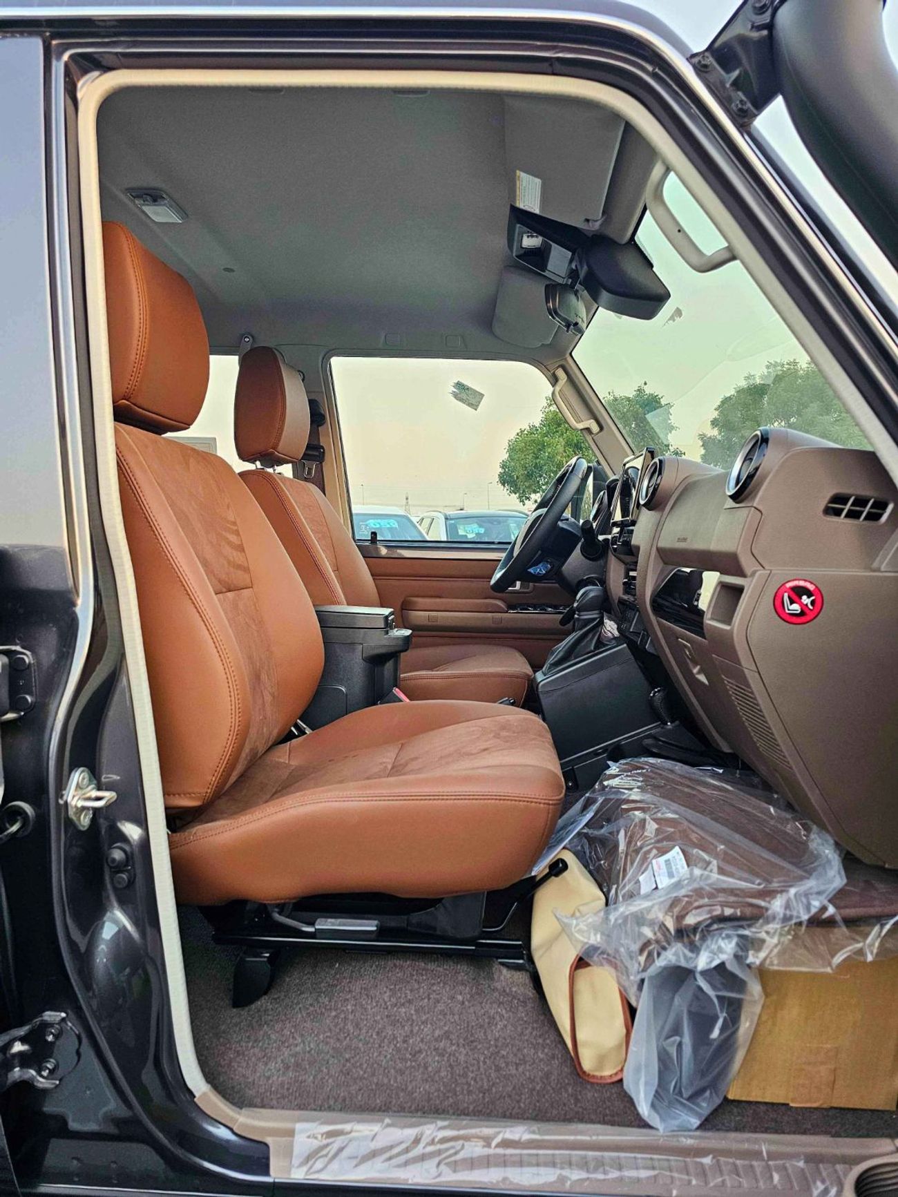 Toyota Land Cruiser 70 LX LC76 / 4.0L PETROL A/T / RADAR, DIFFLOCK, WINCH, SNORKEL, REFRIGERATOR / CODE # 76PAFR