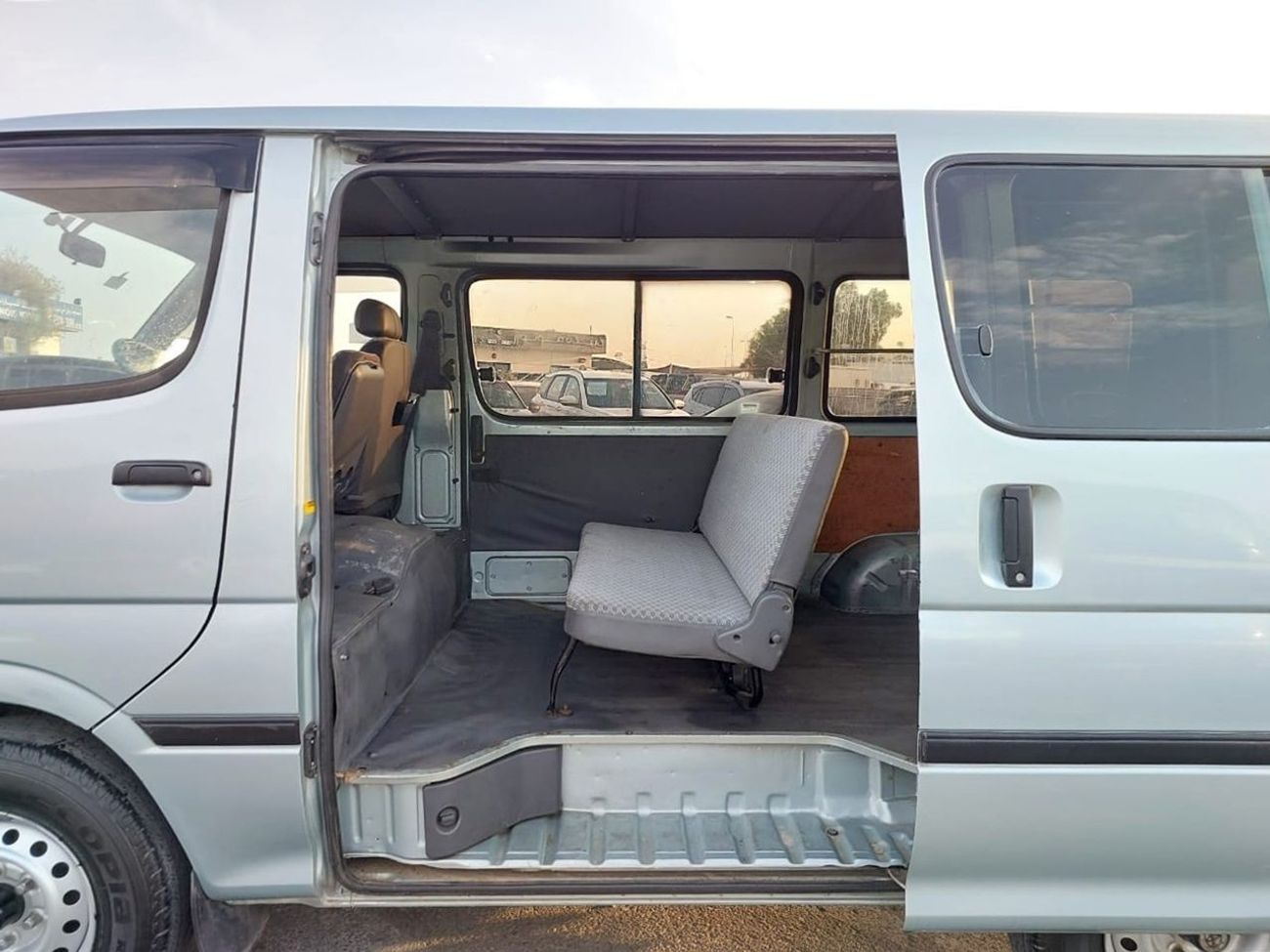 Toyota Hiace TOYOTA HIACE VAN RHD 2001 MODEL 2.0 L PETROL MANUAL(PM04631)