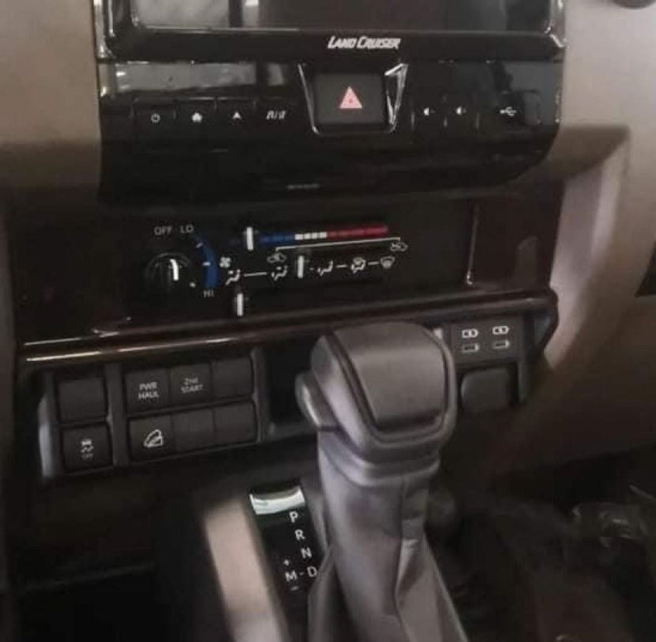 تويوتا لاند كروزر بيك آب 2024 TOYOTA LAND CRUISER PICK UP 4.0L NEW SHAPE PETROL AUTOMATICZERO KM