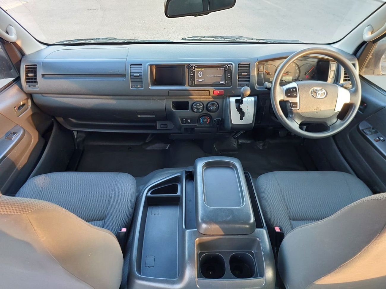 Toyota Hiace TOYOTA HIACE COMMUTER VAN RHD 2018 MODEL 3.0 L DIESEL AUTOMATIC(PM36171)