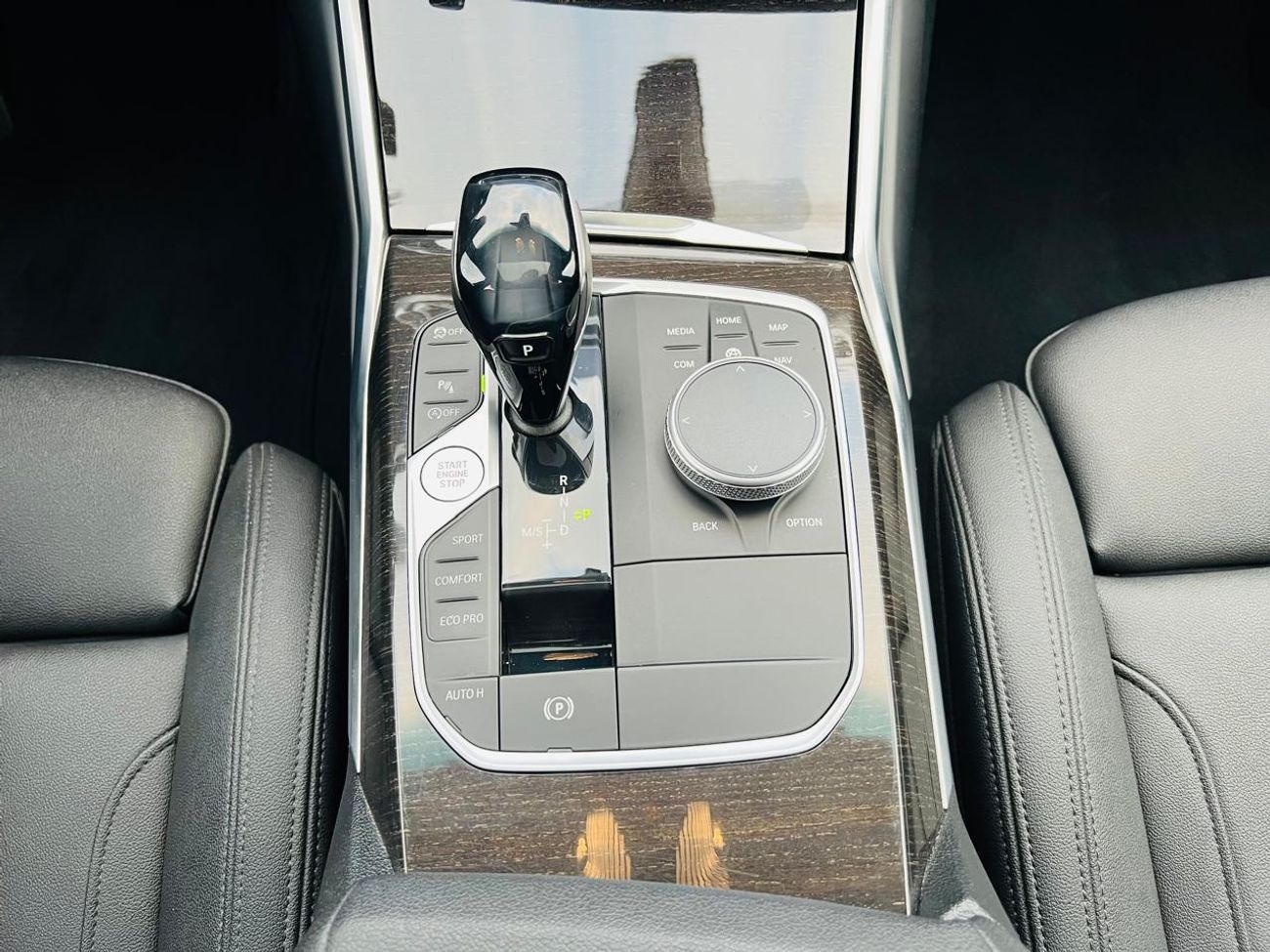 بي أم دبليو 330i Std 2.0L