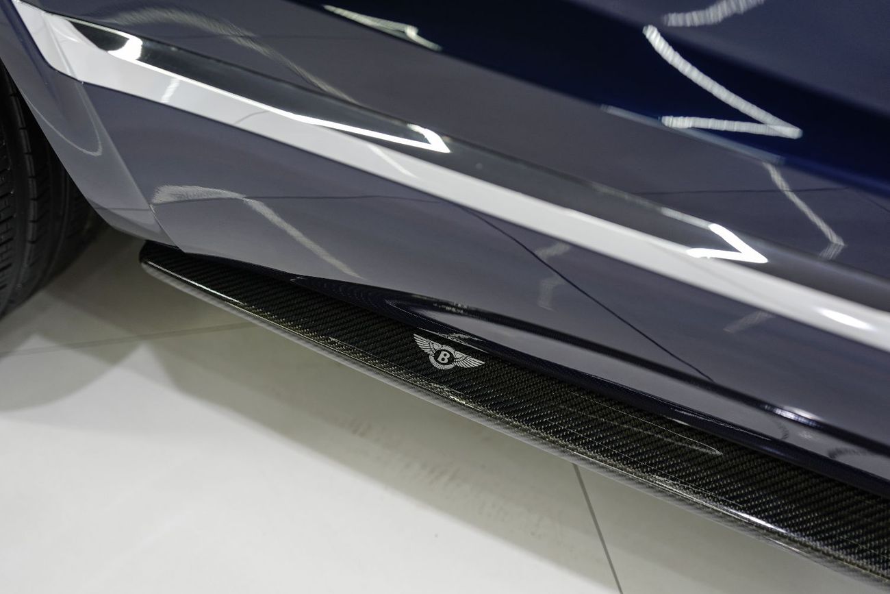 بنتلي بينتايجا W12, Carbon Fiber Body Kit, Panoramic Roof, Starlight Headliner, GCC Specs!!