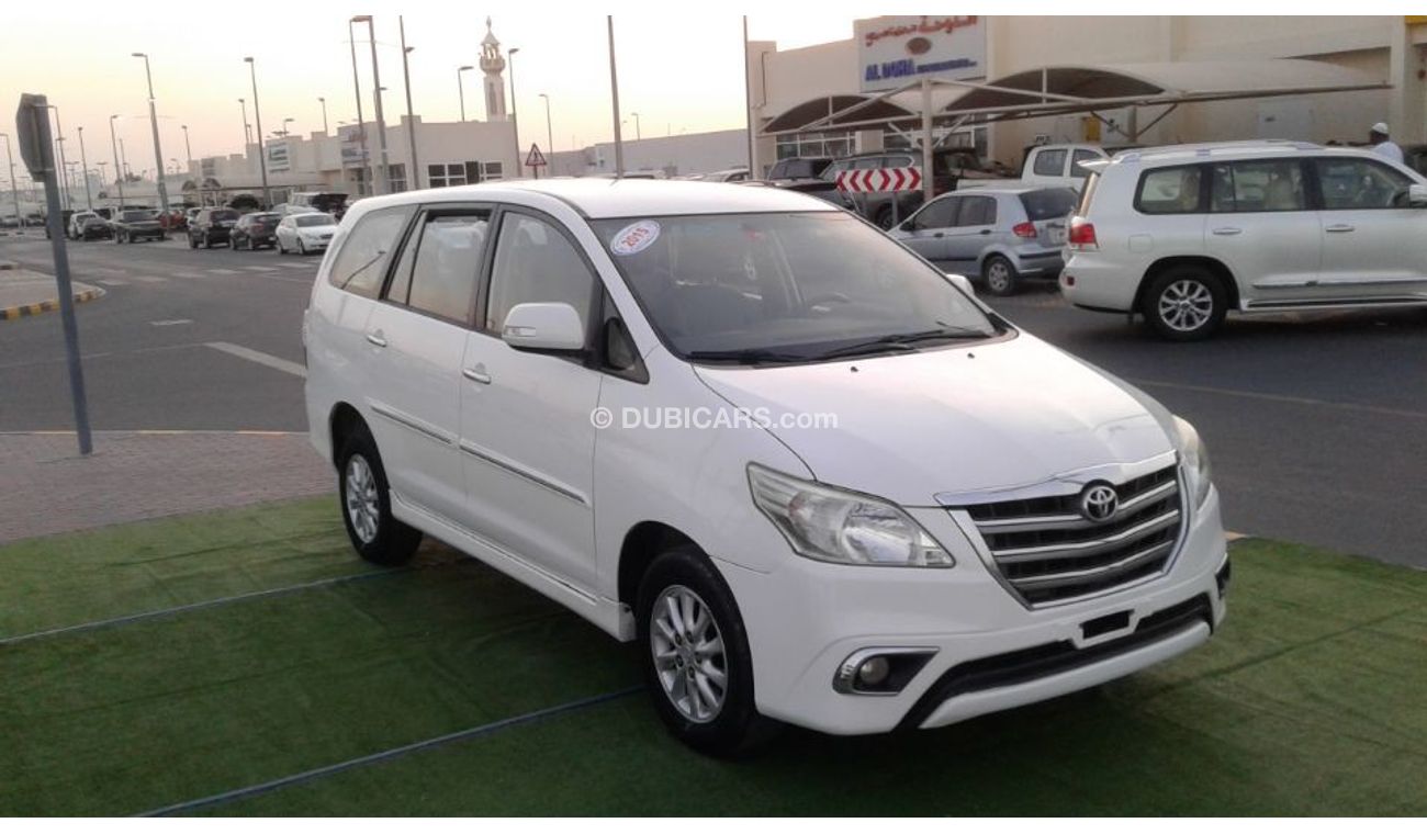 تويوتا إينوفا ابيض خليجى 2015 فتحة سقف رقم 1فل ابشن كامل بحالة جيدة