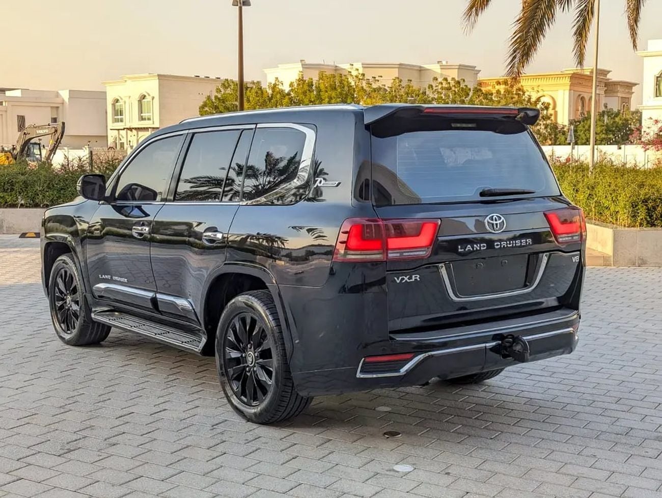 Toyota Land Cruiser FACELIFTED VXR V8 FULL OPTION GCC IN EXCELLENT CONDITION
