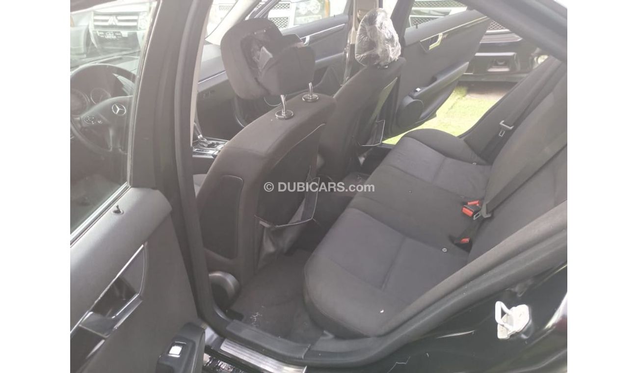 Mercedes-Benz C 200 Gulf model 2008, black color, cruise control, wheels, sensors, in excellent condition, you do not ne