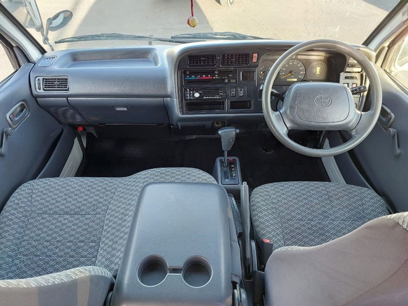 Toyota Hiace TOYOTA HIACE COMMUTER VAN RHD 2002 MODEL 3.0 L DIESEL AUTOMATIC(PM12553)