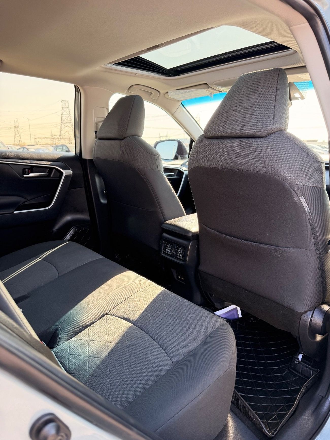 Toyota RAV4 XLE 2.5 L Full option Sunroof, push start