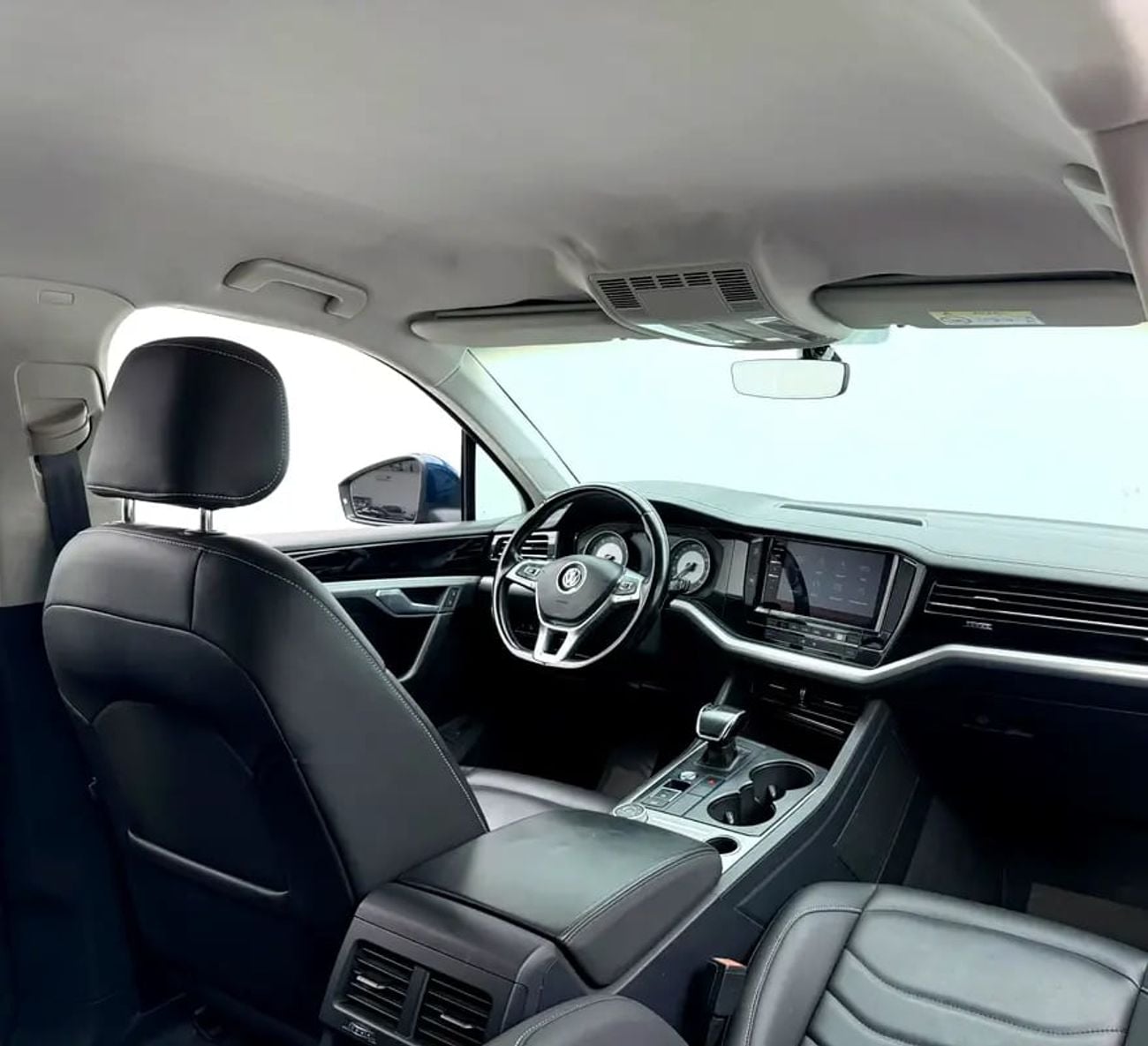 فولكس واجن طوارق Trendline, Full Service History, Fully Loaded, Excellent Condition, GCC
