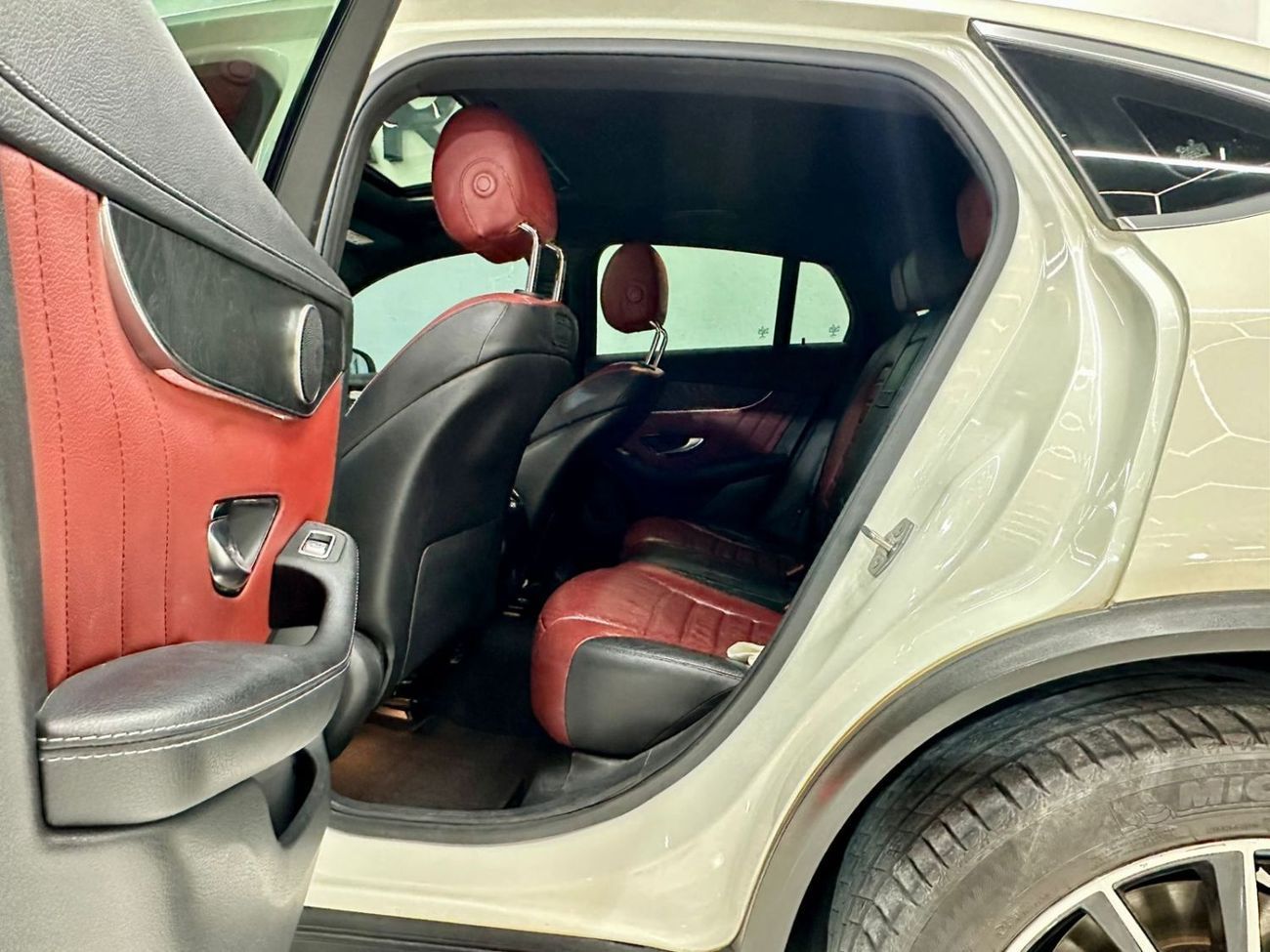 مرسيدس بنز GLC 250 4MATIC 2.0L