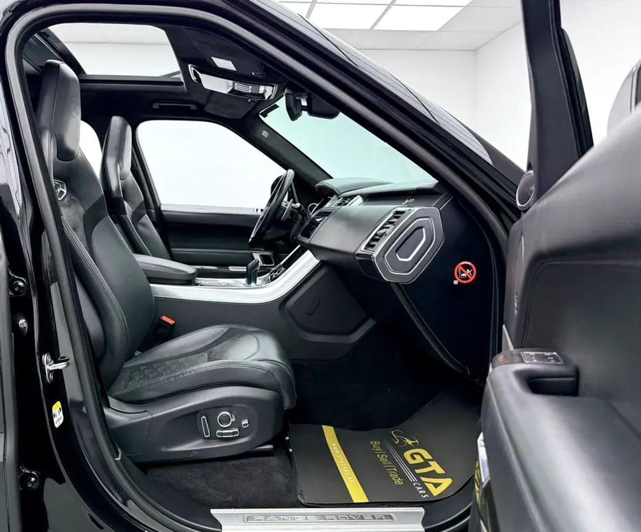 Land Rover Range Rover Sport SVR, Full RR Service History, Carbon Fiber Interior, Fully Loaded, GCC