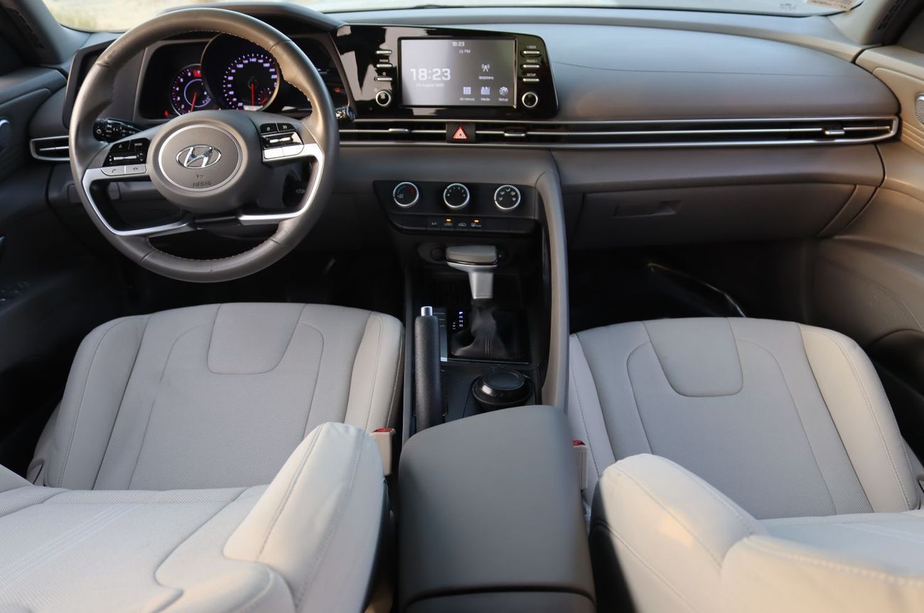 Hyundai Elantra Comfort 1.6L 2021 Hyundai Elantra CC model2022, accident-free, in excellent condition with 74,000 KM