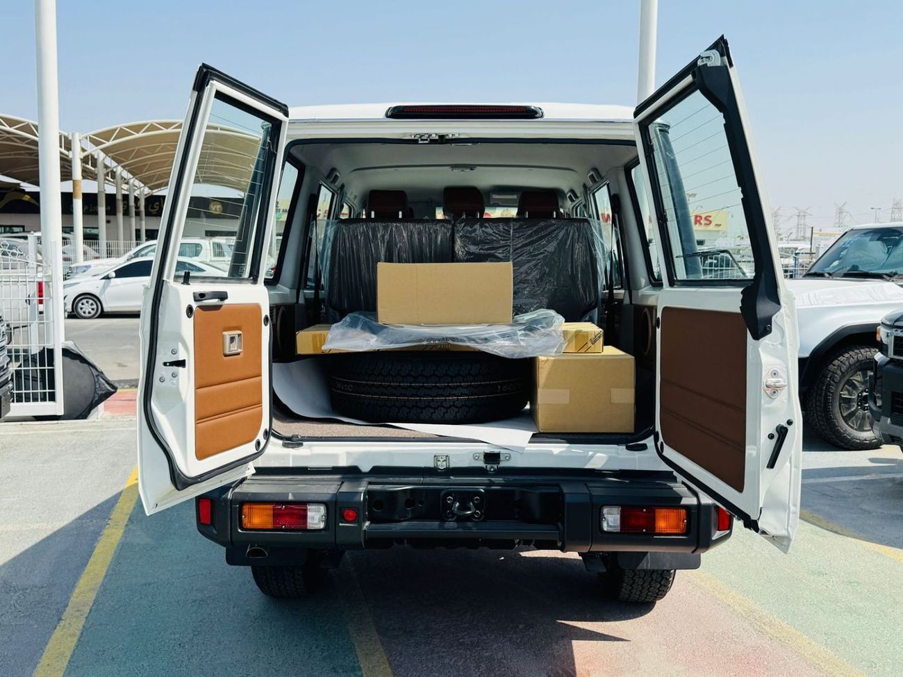 Toyota Land Cruiser TOYOTA LC76 5DOOR 4.0L PTR GCC A/T F/O WHITE 2025