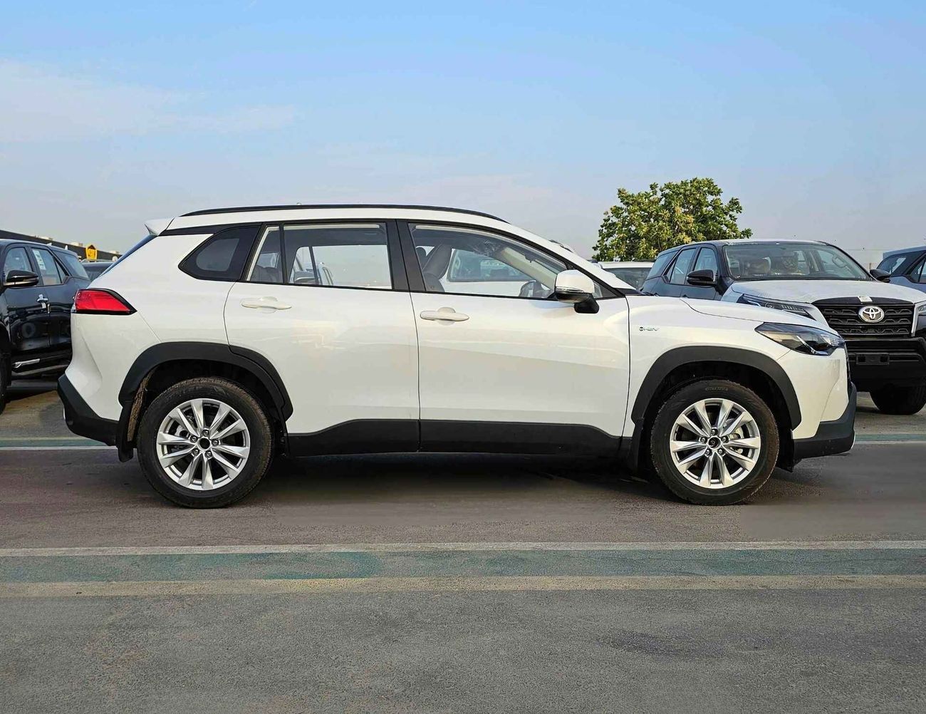 Toyota Corolla Cross HYBRID FULL OPTION / 2.0L V4 / LEATHER + ELECTRIC SEAT / MUD GUARD /SUNROF / CODE # HYBRID