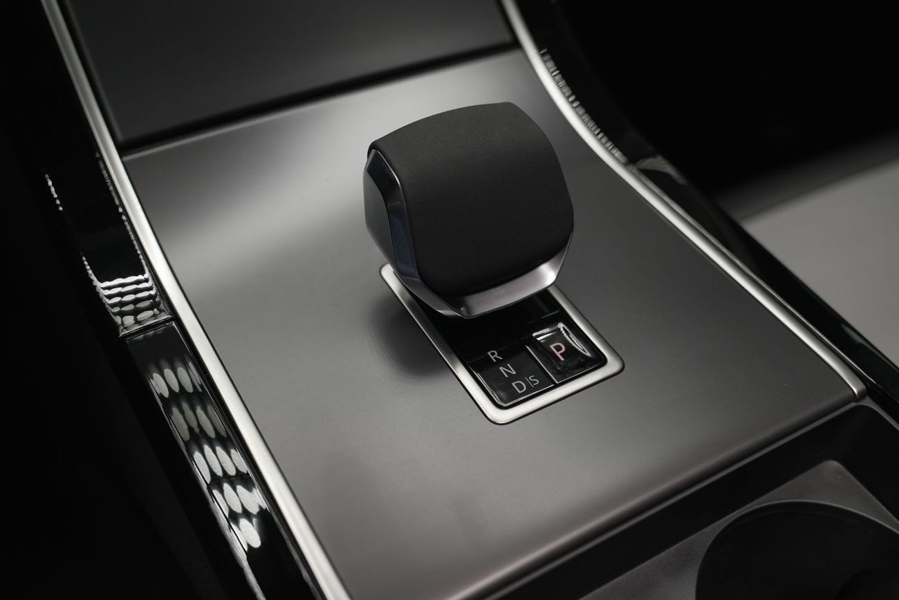 Land Rover Range Rover Velar RANGE ROVER VELAR 2.0L DYNAMIC SE 250PS + 10% FOR LOCAL