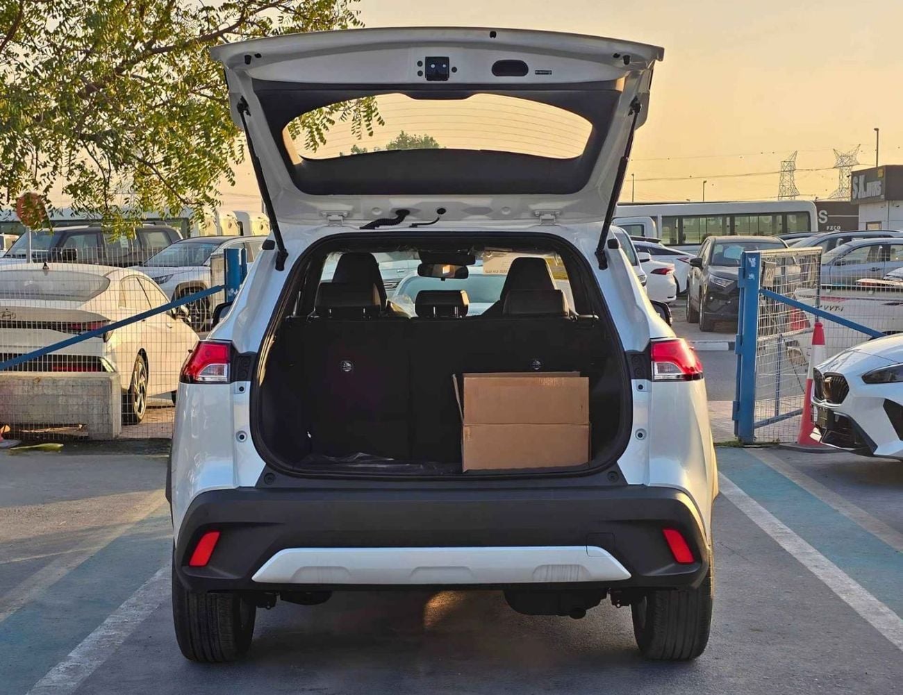تويوتا كورولا كروس STD (NON GCC) ELITE NEW SHAPE || 2.0L HYBRID V4 | RADAR | LEATHER WITH DRIVER PWR SEAT | SUNROOF (CODE # CRCHCN)