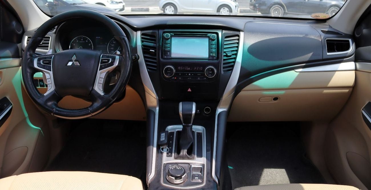 Mitsubishi Montero GLS Top ACCIDENTS FREE - GCC - ORIGINAL PAINT - PERFECT CONDITION INSIDE OUT