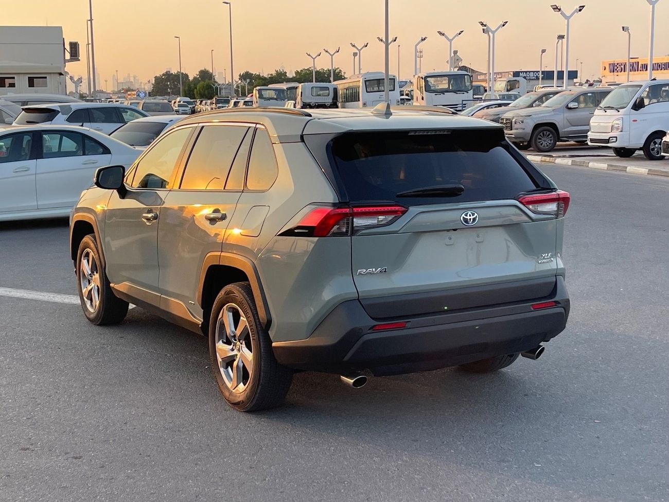 تويوتا راف ٤ XLE 2.5L