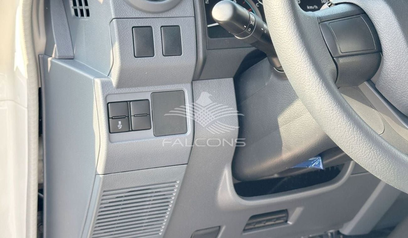 Toyota Land Cruiser 70 Toyota/LC76 DSL 2.8L AT/000D0 4X4 DELUXE. 9 seater