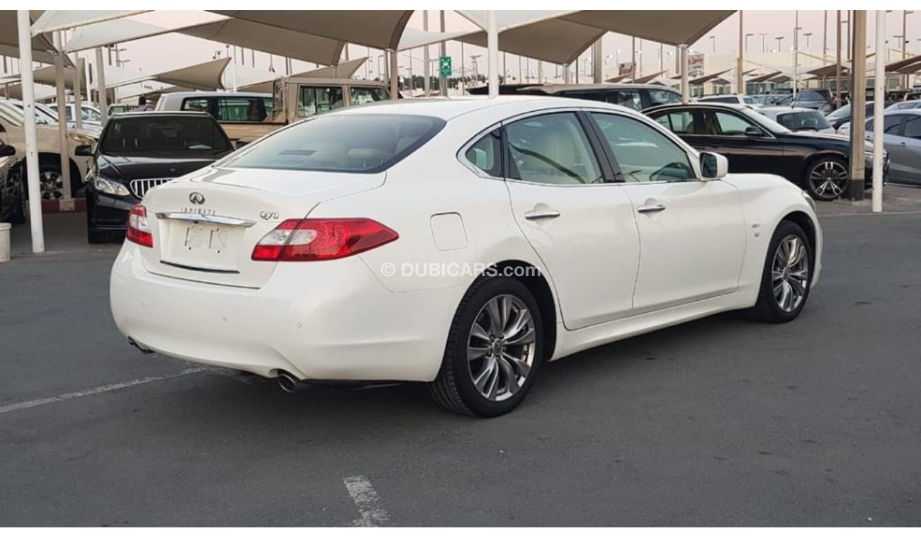 Infiniti Q70 Infinity Q70 model 2014 GCC car prefect condition full option low mileage sun roof leather seats bac