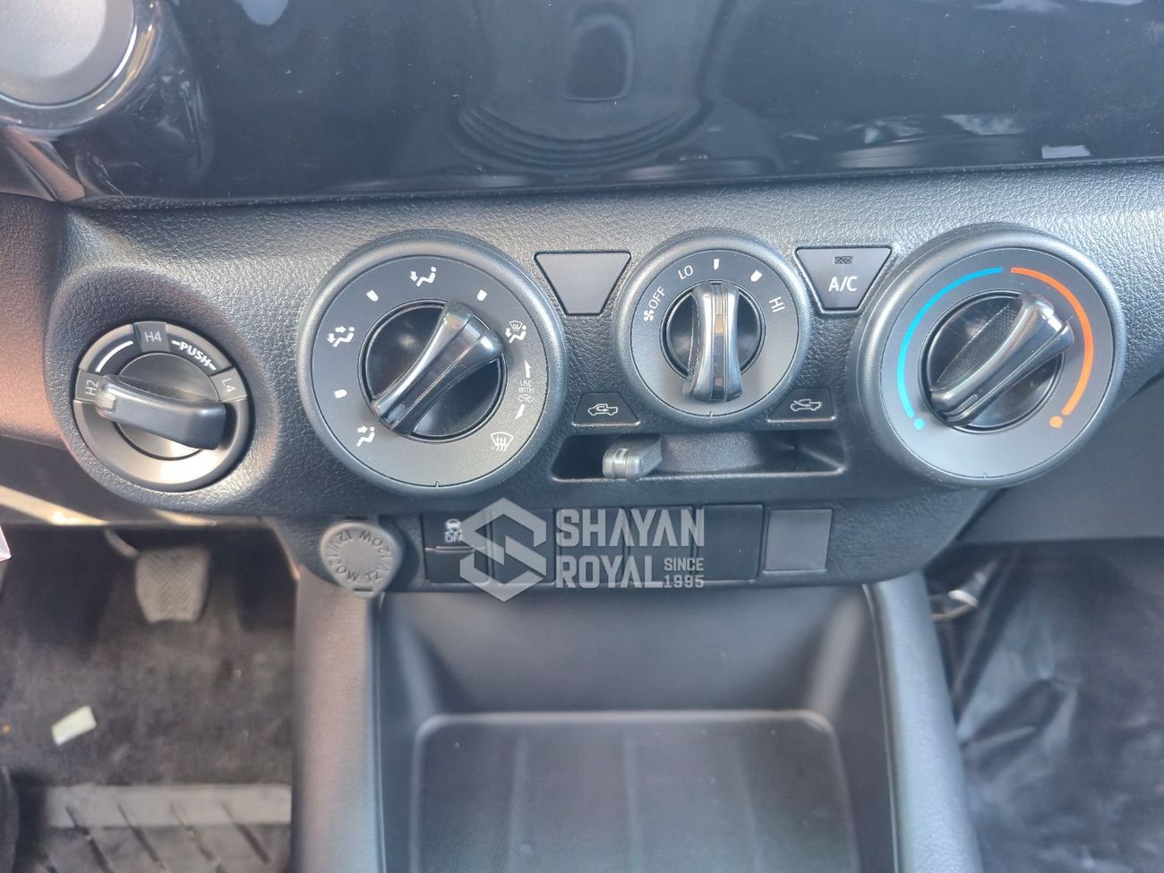 تويوتا هيلوكس DLX 2.4L DIESEL DLX-STANDARD 4WD MT DC 6-SEATS 2026MY