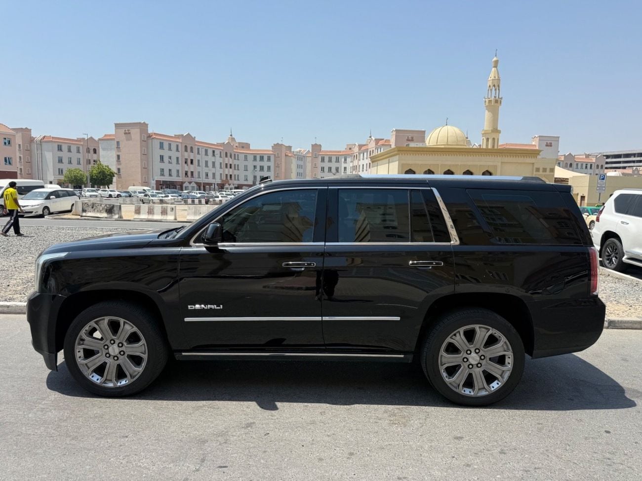 GMC Yukon 2015 DENALI 6.2L/V8 WELL MAINTAINED GCC